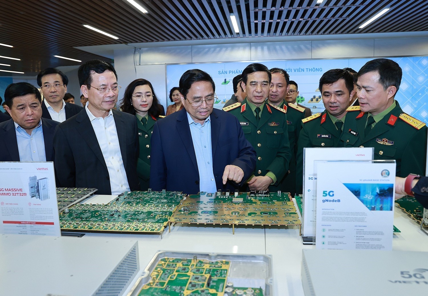 Ủy viên Bộ Chính trị, Thủ tướng Chính phủ Phạm Minh Chính tham quan sản phẩm ứng dụng công nghệ cao của Viettel_Ảnh: TTXVN