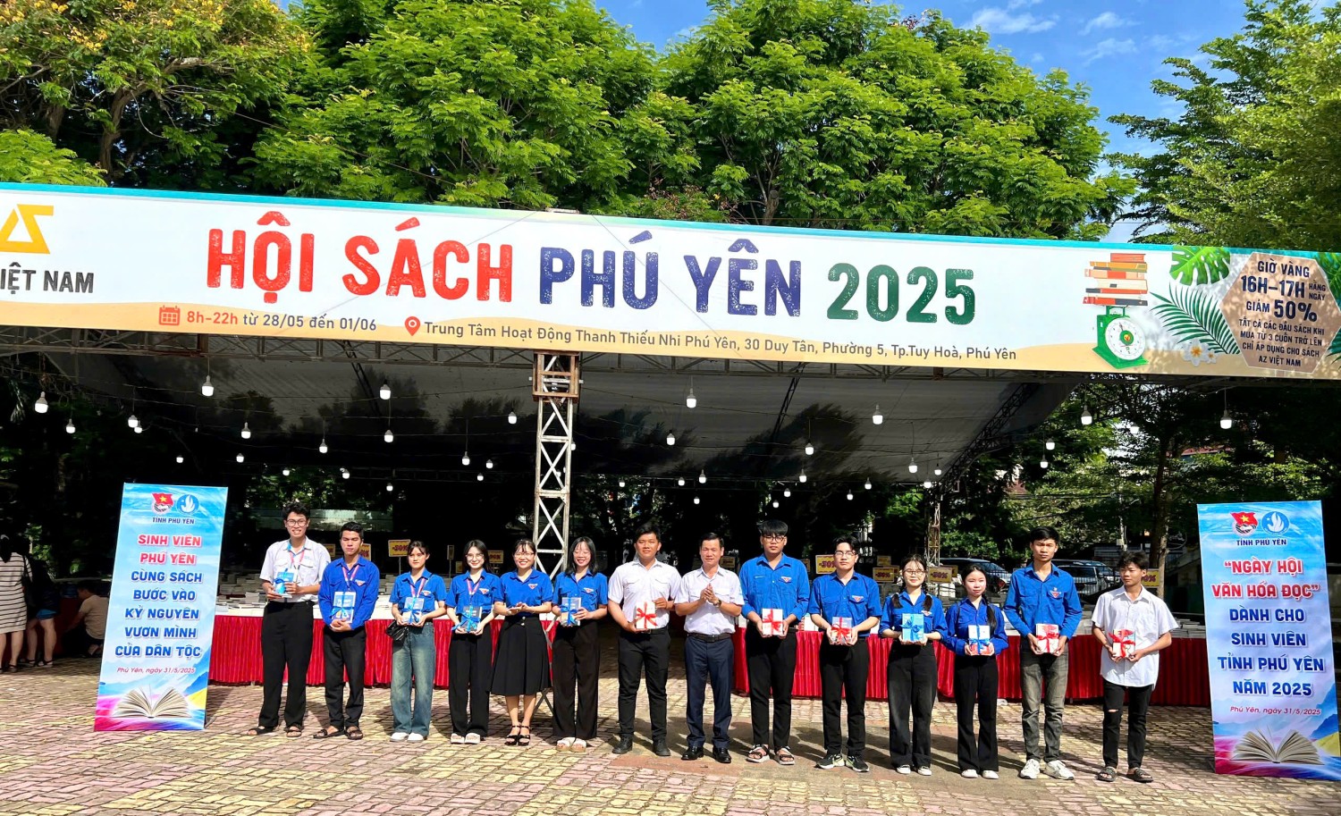 Hội Sinh viên tỉnh tặng sách cho 15 sinh viên có thành tích tiêu biểu trong học tập và rèn luyện năm học 2024-2025.