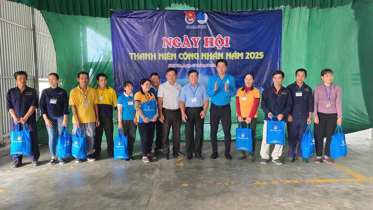 Trao tặng quà cho thanh niên công nhân có thành tích tiêu biểu, xuất sắc trong lao động, sản xuất.