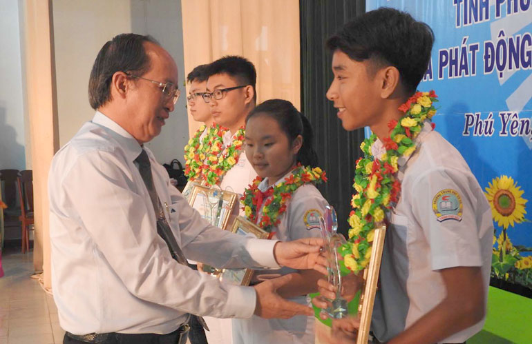 Đồng chí Phan Đình Phùng trao giải nhất cho các học sinh tham gia cuộc thi.